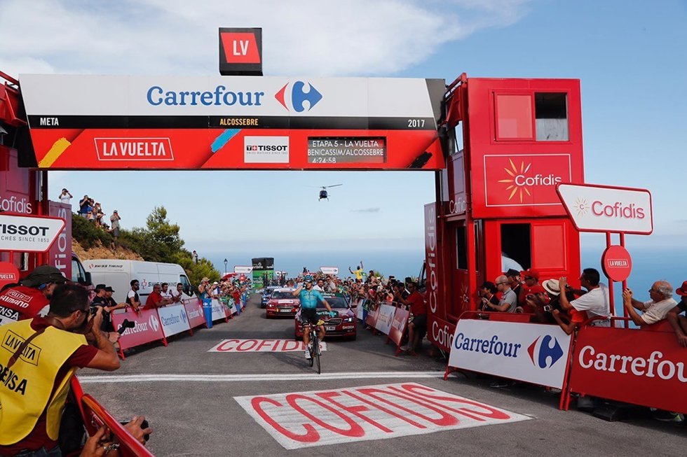 El fugado Lutsenko (Astana) gana en Santa Lucía y Froome refuerza el liderato