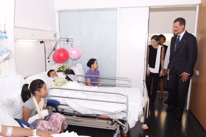 Los Reyes visitan a los heridos del atentado de Barcelona en el hospital