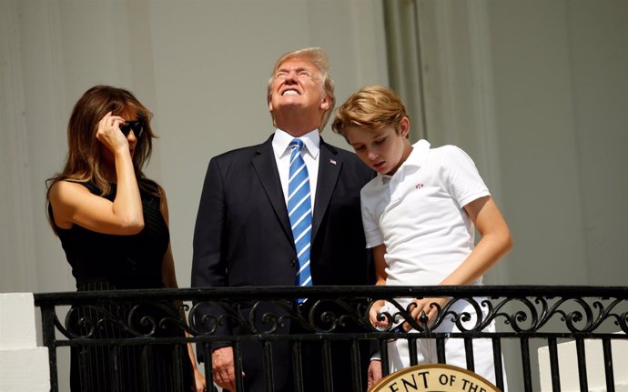 Donald Trump observa el eclipse sin gafas especiales