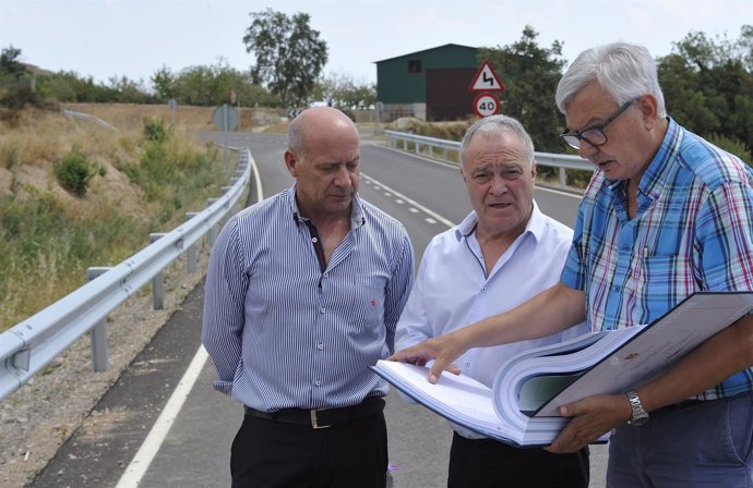 Miguel Gracia recorre la carretera mejorada de La Sotonera