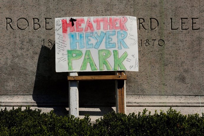Cartel en honor a Heyer sobre la estatua de Lee en Charlottesville