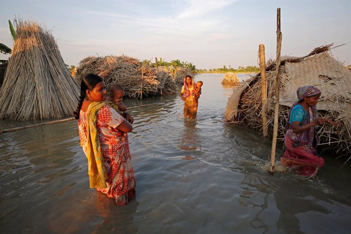 Las inundaciones afectan el área de Bogra, en Bangladesh.
