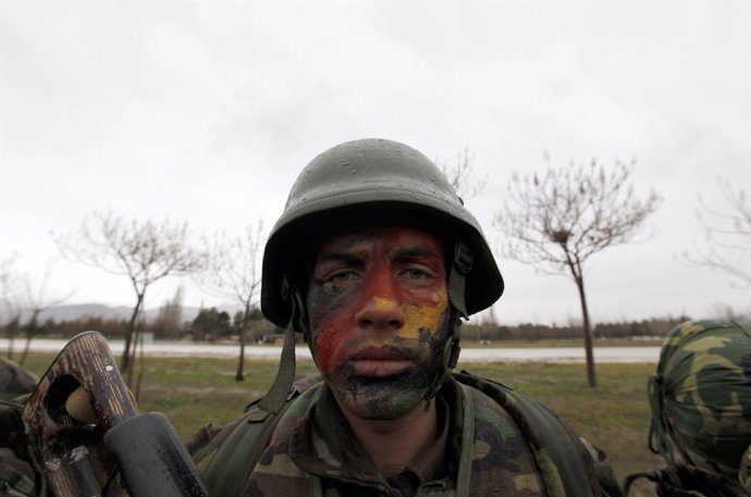 Un soldado afgano recibe entrenamiento militar de las fuerzas turcas. 