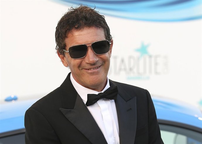 Antonio Banderas mira al pasado con una entrañable foto en la playa