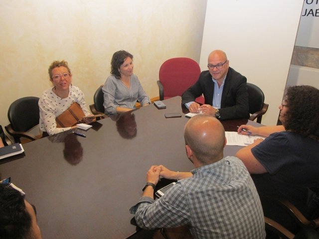 Fernández (c) en una reunión con responsables turísticos.