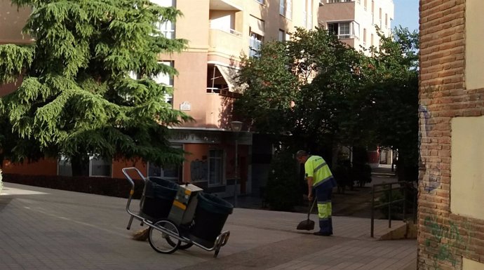 Un operario de la limpieza trabaja junto a la Biblioteca de Andalucía