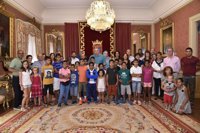El Ayuntamiento recibe a menores saharauis que pasan el verano en Pamplona con familias de acogida