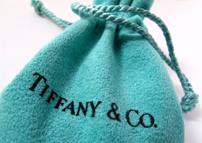 Tiffany recorta previsão de benefícios para fortalecer o dólar