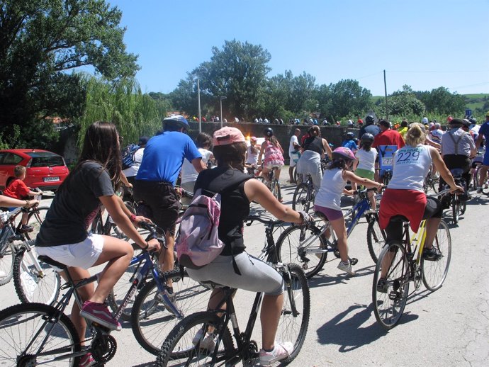 Gente en bicicleta 