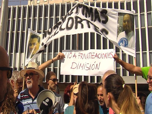 Concentración ante el hospital de Valme en Sevilla