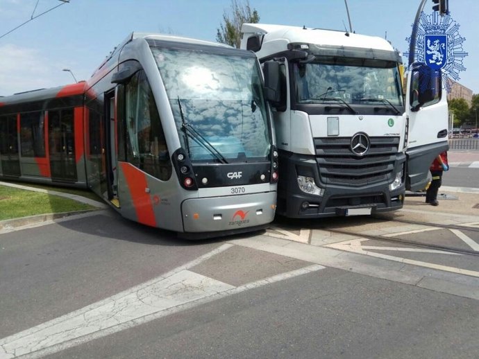 Colisión entre el camión y un tranvía
