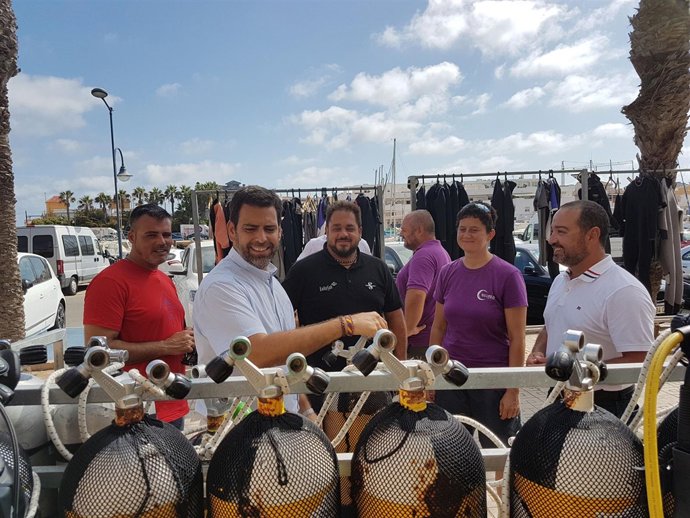 Díez de Revenga comprueba los equipos de buceo