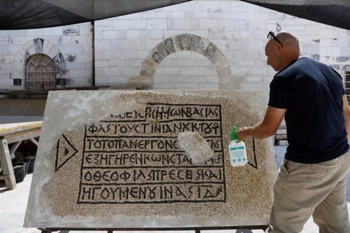 Arqueólogos descubren un mosaico de 1.500 años de antigüedad en Jerusalén