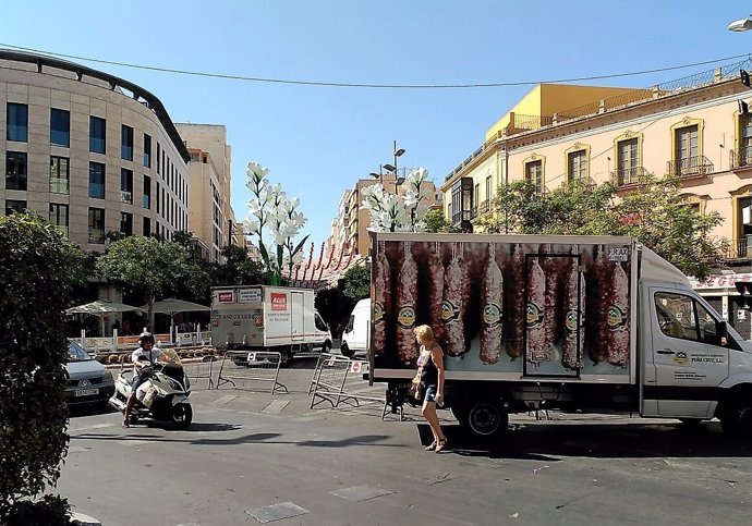 Vehículos cortan el acceso rodado al Paseo de Almería durante la feria