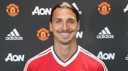 Zlatan Ibrahimovic, renova com a jugador del United