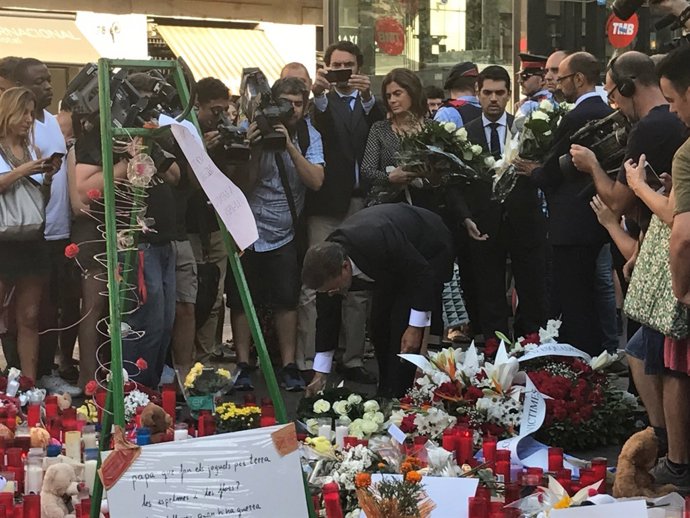 El ministre R. Catalá en una ofrena floral a les víctimes dels atemptats