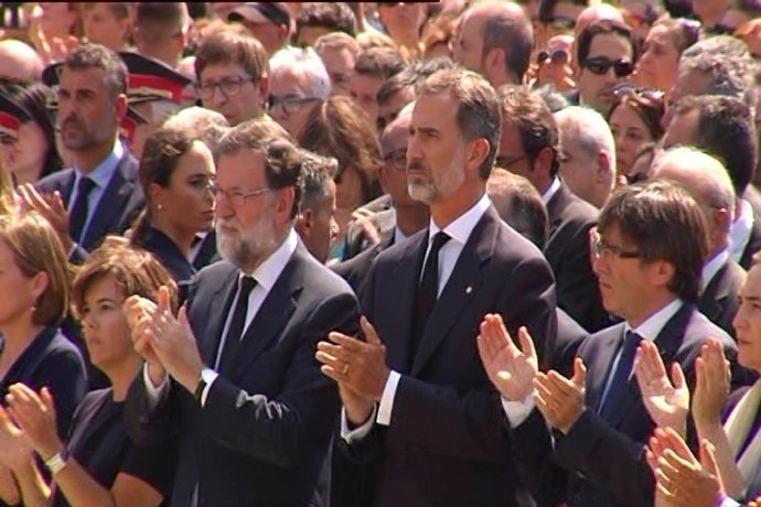 El Rey, Rajoy, Puigdemont y Colau encabezan un minuto de silencio en Barcelona