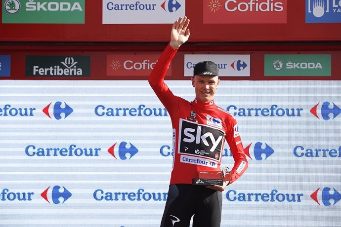 Chris Froome saluda en el podio de La Vuelta a España