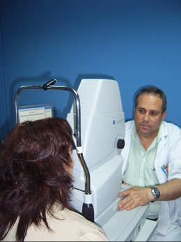 Realización de una retinografía a una paciente.