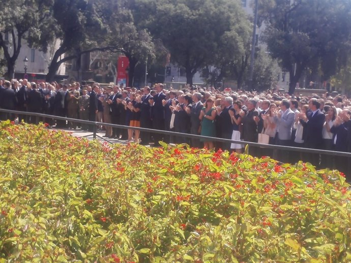 El Rey, Rajoy y Puigdemont presiden el homenaje a las víctimas del atentado