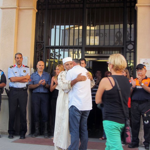 El padre del menor fallecido en Rubí se abraza a un imán