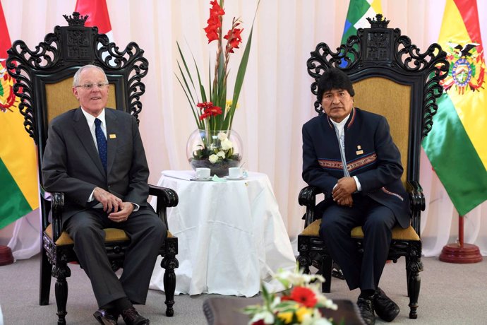 Peru's President Pedro Pablo Kuczynski (L) and his Bolivian counterpart Evo Mora
