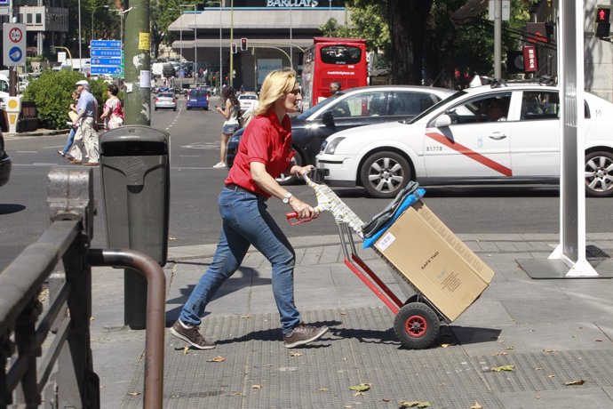 Mujer trabajando, conciliación, calle, trabajo