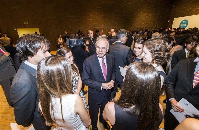 I.Fainé amb beneficiaris de beques La Caixa