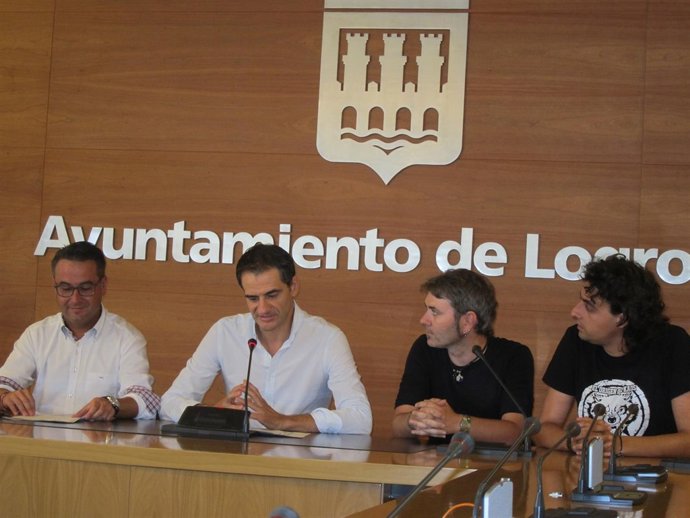 Los consejeros Merino y Sáinz, y Rubén y David, miembros de 'Vuelo 505'