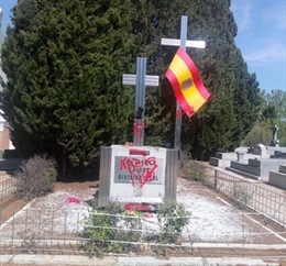Pintades en túmuls dedicats a la Divisió Blava