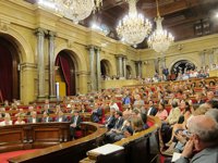 El Parlament guarda un minuto de silencio en condena de los atentados y llama a luchar por la cohesión social