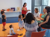 Gamarra afirma que la biblioteca Azcona "se adapta en verano a las necesidades de niños y las familias"