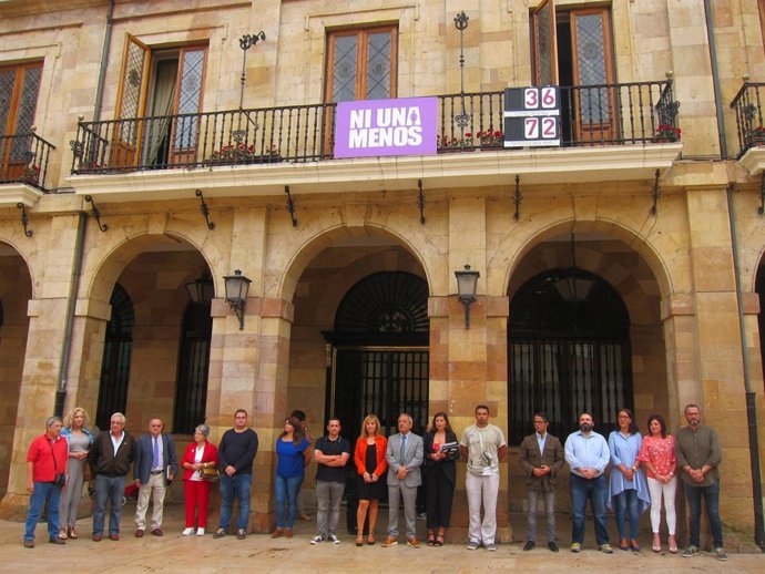                                Equipo De Gobierno En El Minuto De Silencio