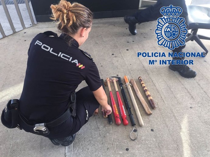 Una agente de la Policía Nacional requisa objetos durante la Operación Minerva