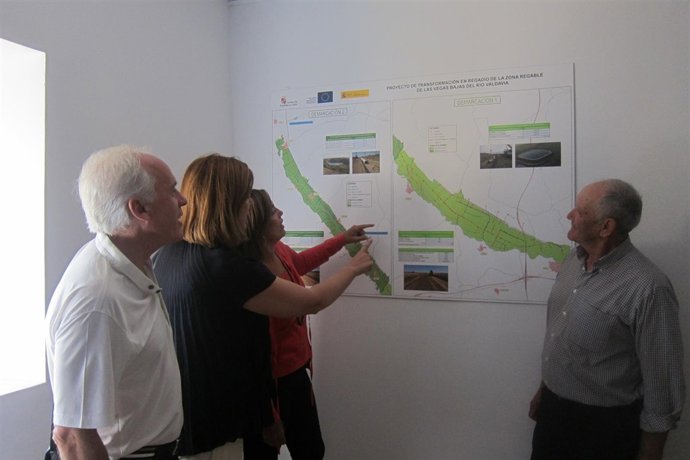 La consejera de Agricultura en Castrillo de Villavega.                       