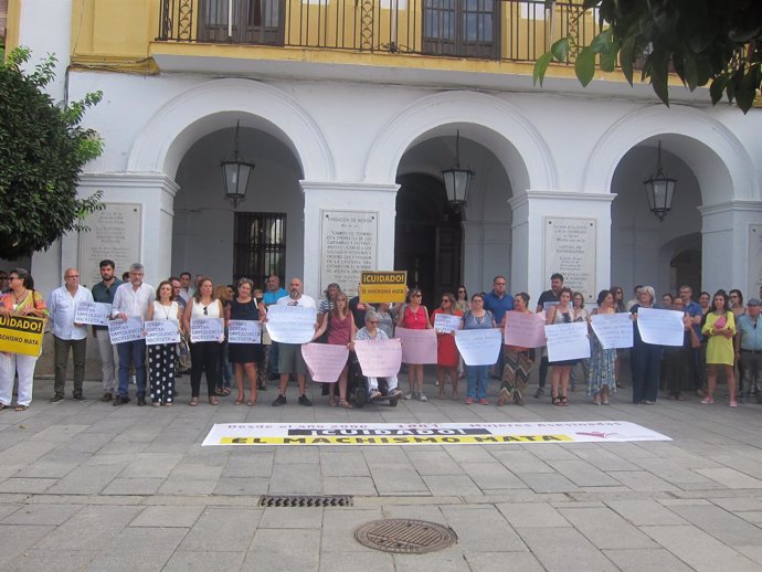 Medio centenar de personas se concentra en Mérida contra la violencia de género