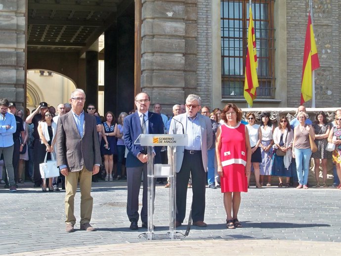 El presidente Lambán en el minuto de silencio por los atentados de Cataluña