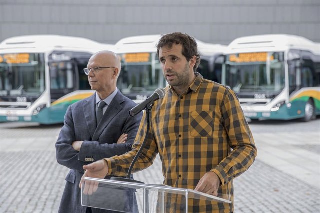Aritz Ayesa y Miquel Martí presentan nuevos autobuses de la Mancomunidad.
