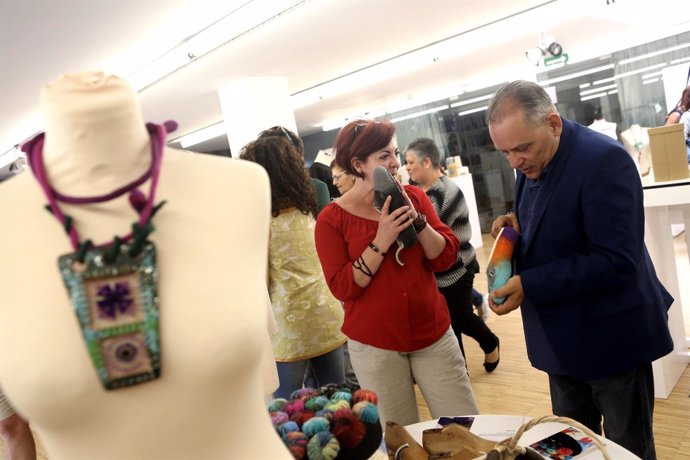 Efraín Medina visita un puesto de artesanía