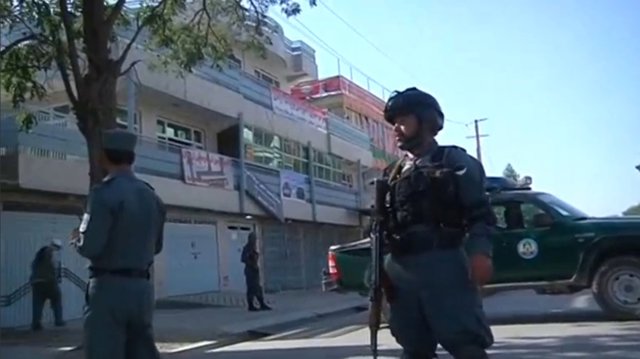 Agentes de Policía tras un atentado suicida con coche bomba en Kabul, Afganistán