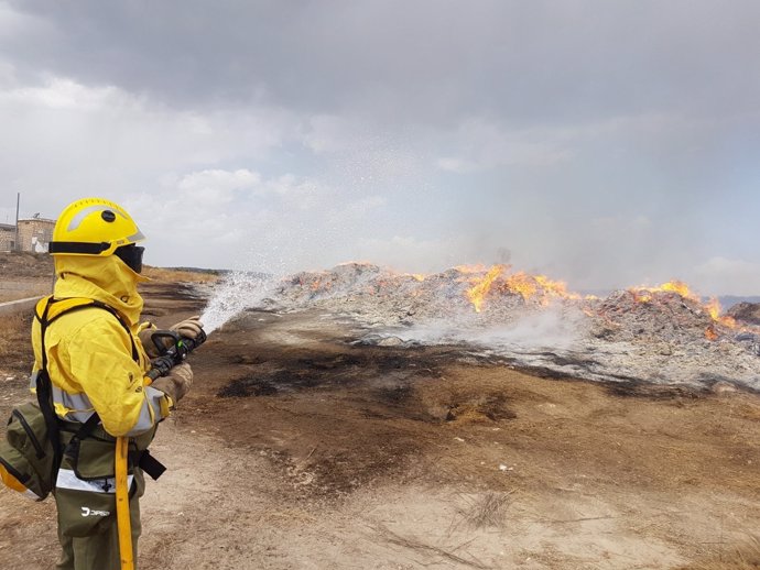 Los Bomberos trabajan en la zona del incendio