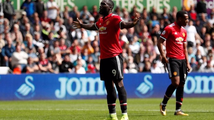 Romelu Lukaku marca con el Manchester United