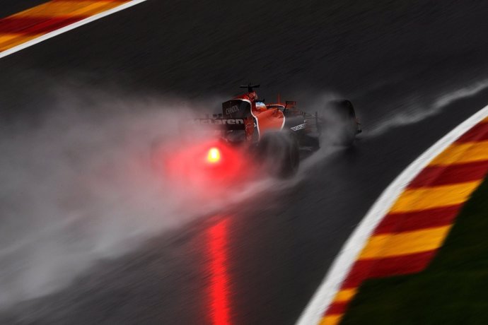 Fernando Alonso (McLaren) rodando bajo la lluvia en Bélgica