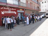 Cerca de un centenar de miembros de la comunidad musulmana de Valladolid se concentra en rechazo al terrorismo