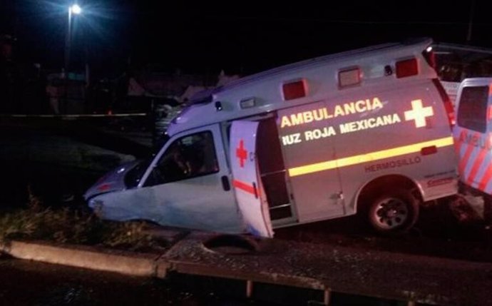 Ambulancia cae en un socavón