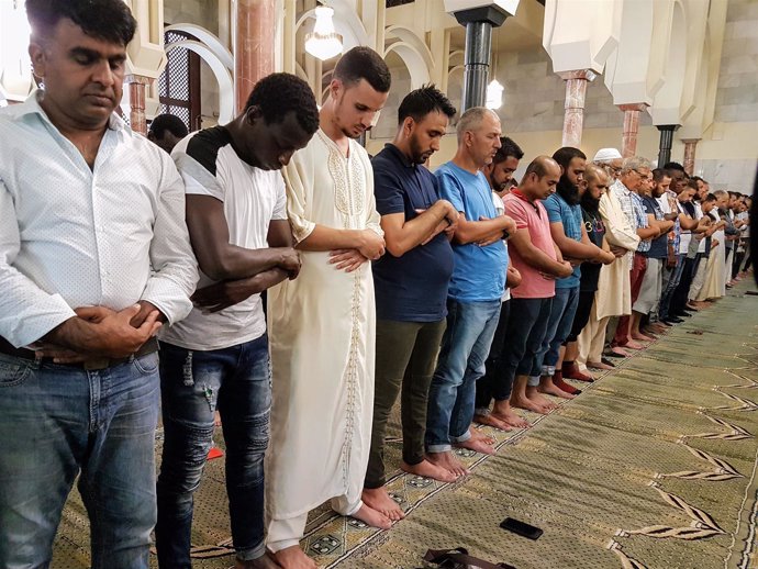 Musulmanes rezando en la Mezquita de la M-30