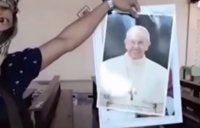 Daesh amenaza al papa Francisco en un vídeo y rompe su foto