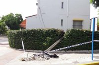 Sucesos.- Un conductor estrella su coche contra un poste en Mairena al conducir triplicando la tasa de alcohol