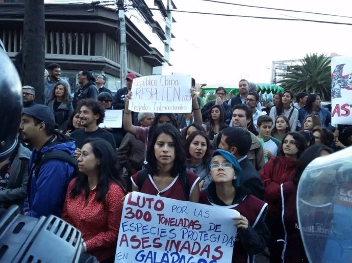 Ciudadanos ecuatorianos protestan ante la Embajada China