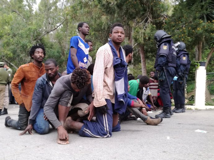 Inmigrantes llegan a Ceuta este viernes tras el último salto a la valla